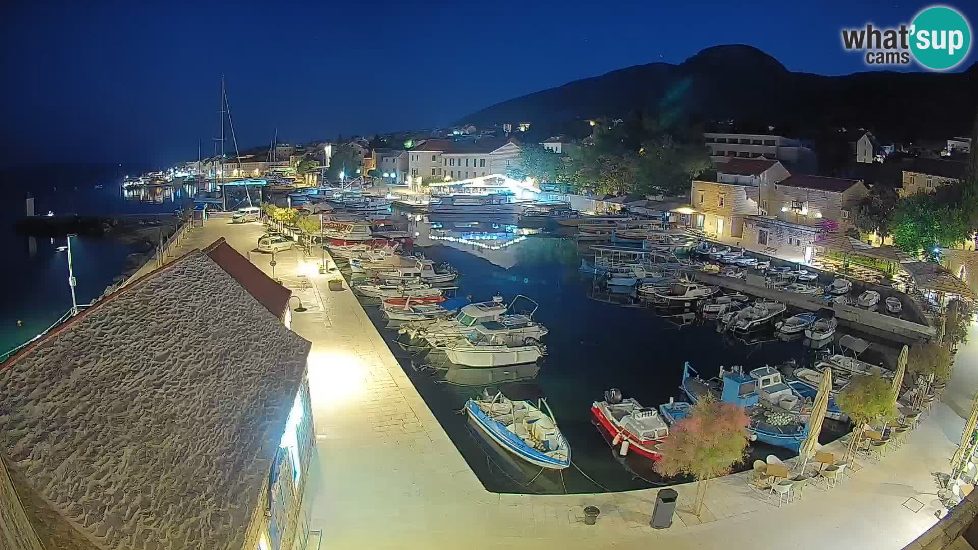 Web kamera Bol Riva – Pogled uživo na luku i marinu