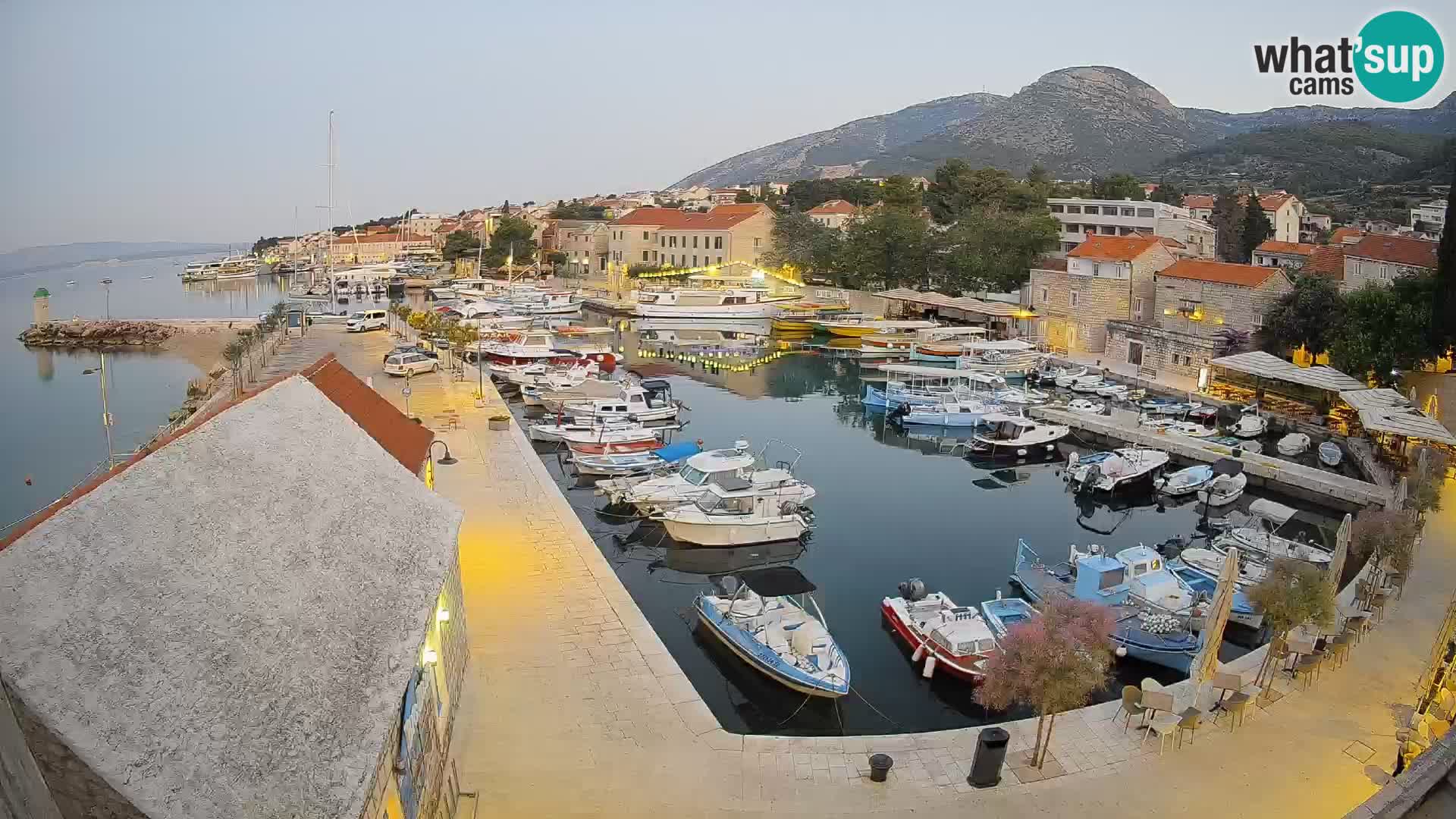 Web kamera Bol Riva – Pogled uživo na luku i marinu