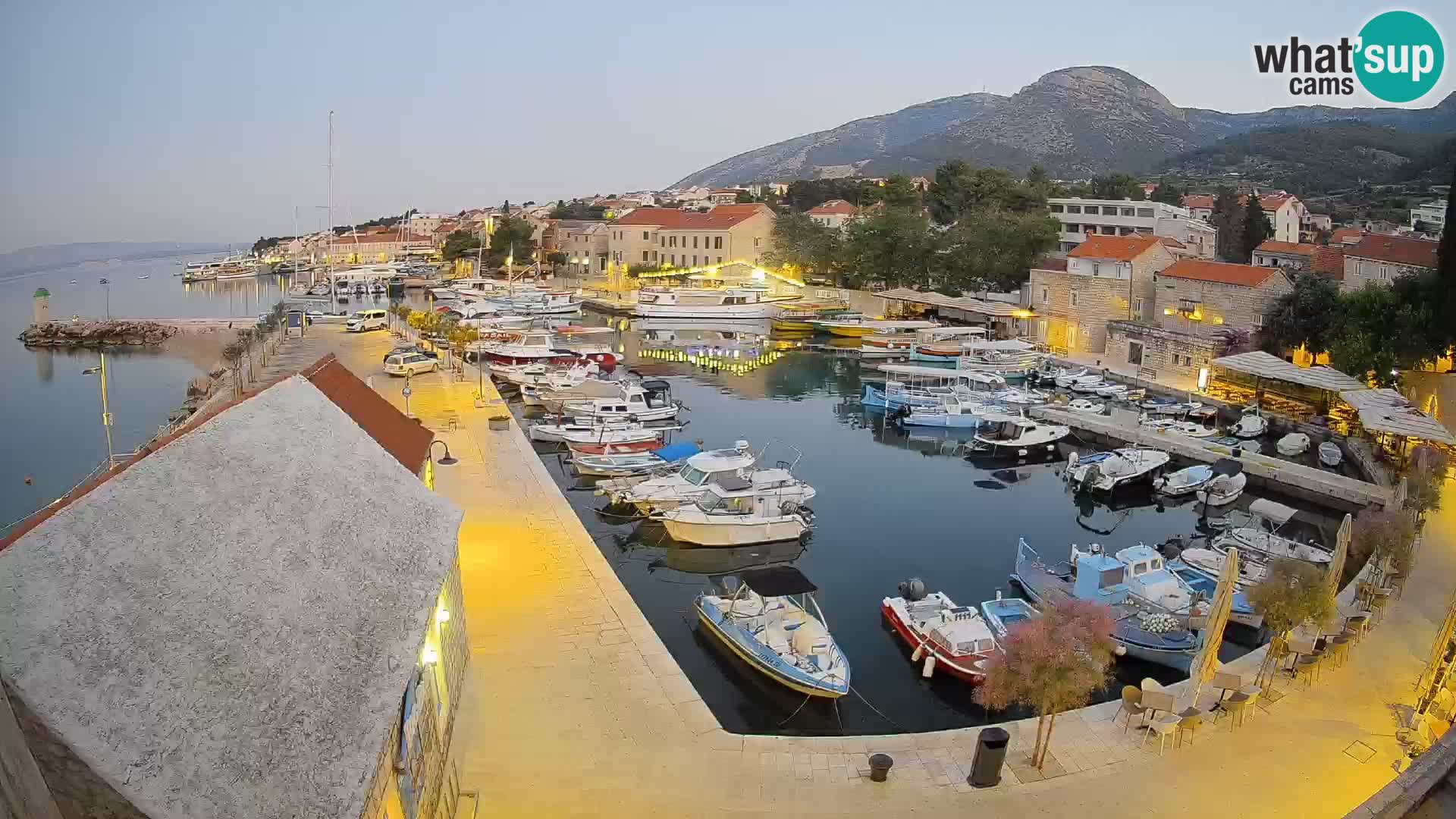 Spletna kamera Bol pristanišče – Pogled v živo na Rivo in marino
