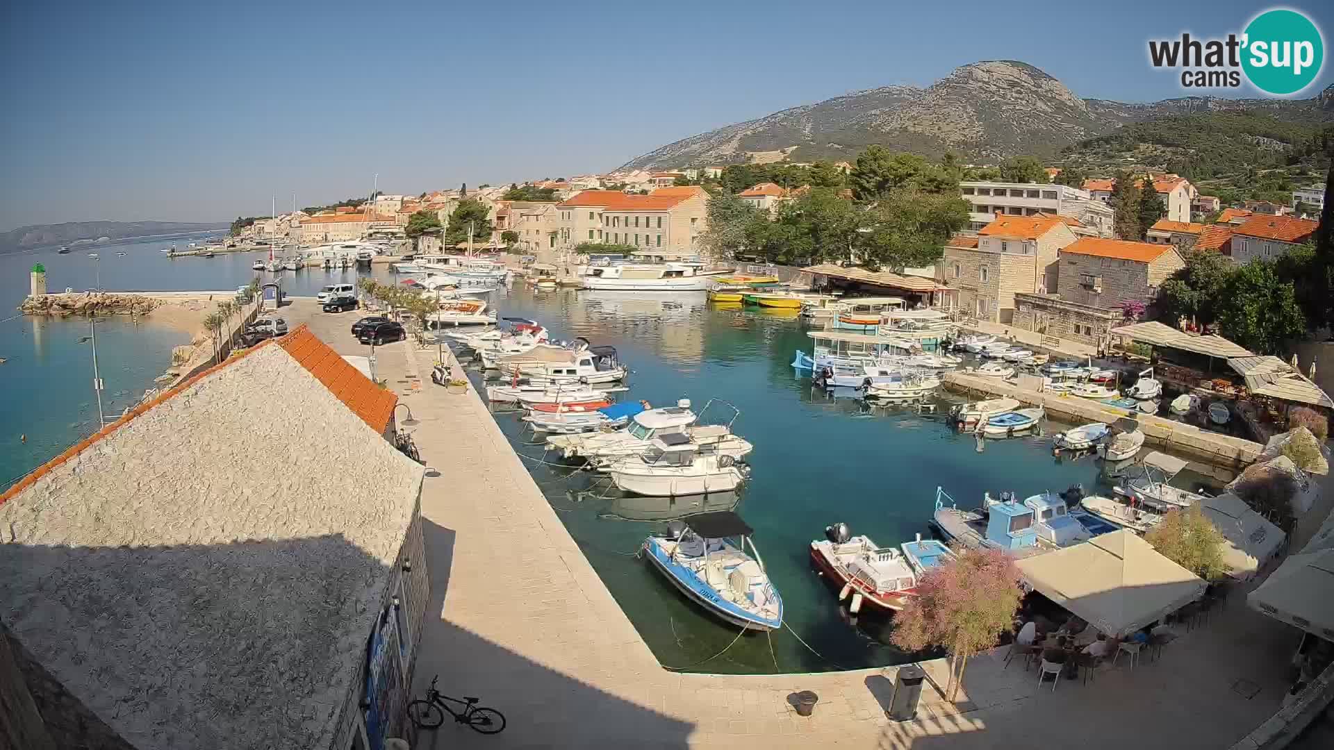 Spletna kamera Bol pristanišče – Pogled v živo na Rivo in marino