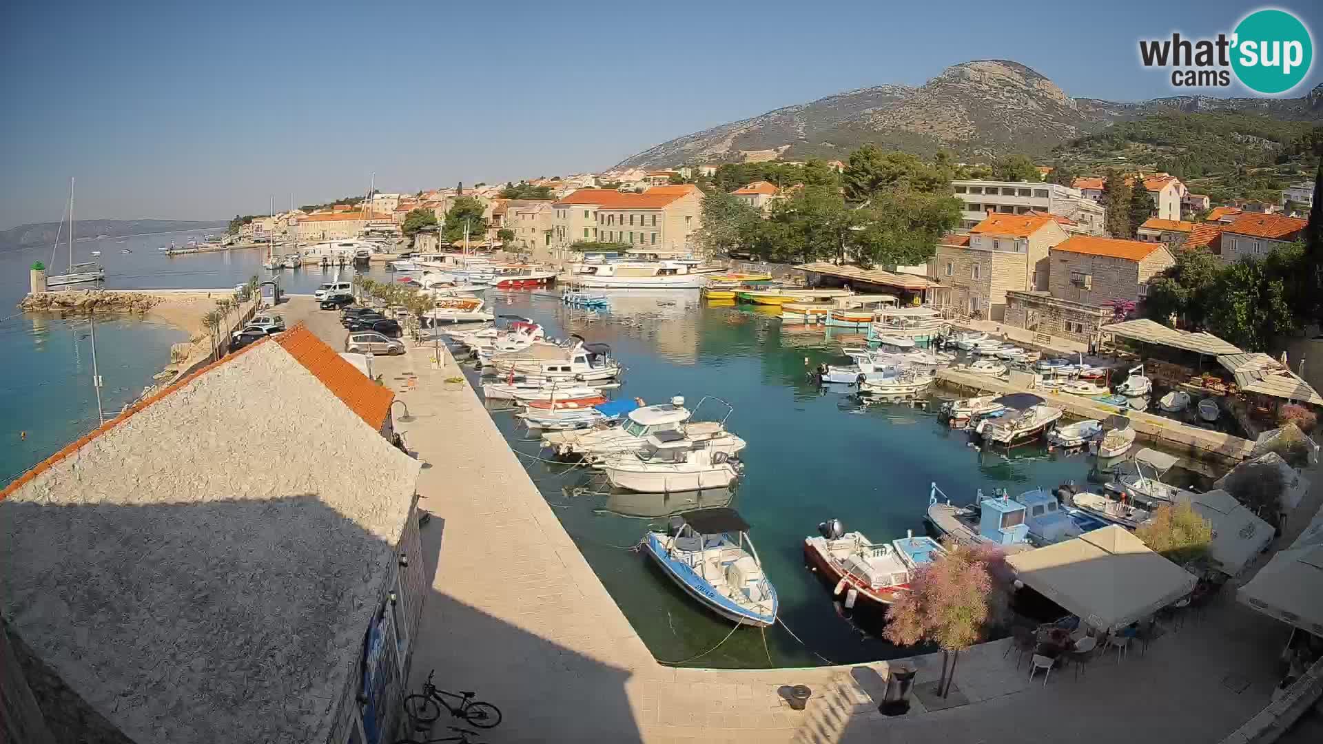 Web kamera Bol Riva – Pogled uživo na luku i marinu