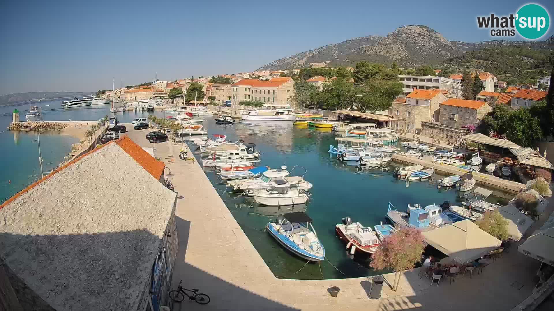 Spletna kamera Bol pristanišče – Pogled v živo na Rivo in marino
