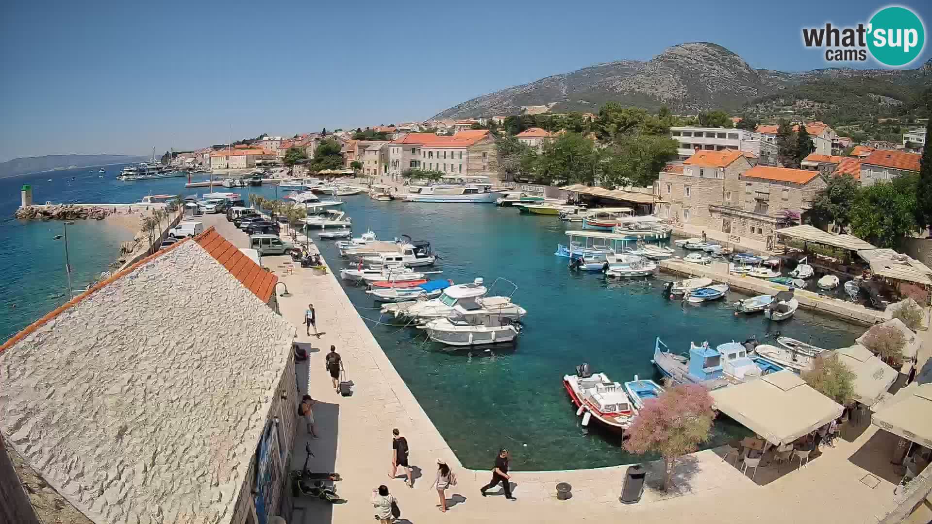 Spletna kamera Bol pristanišče – Pogled v živo na Rivo in marino