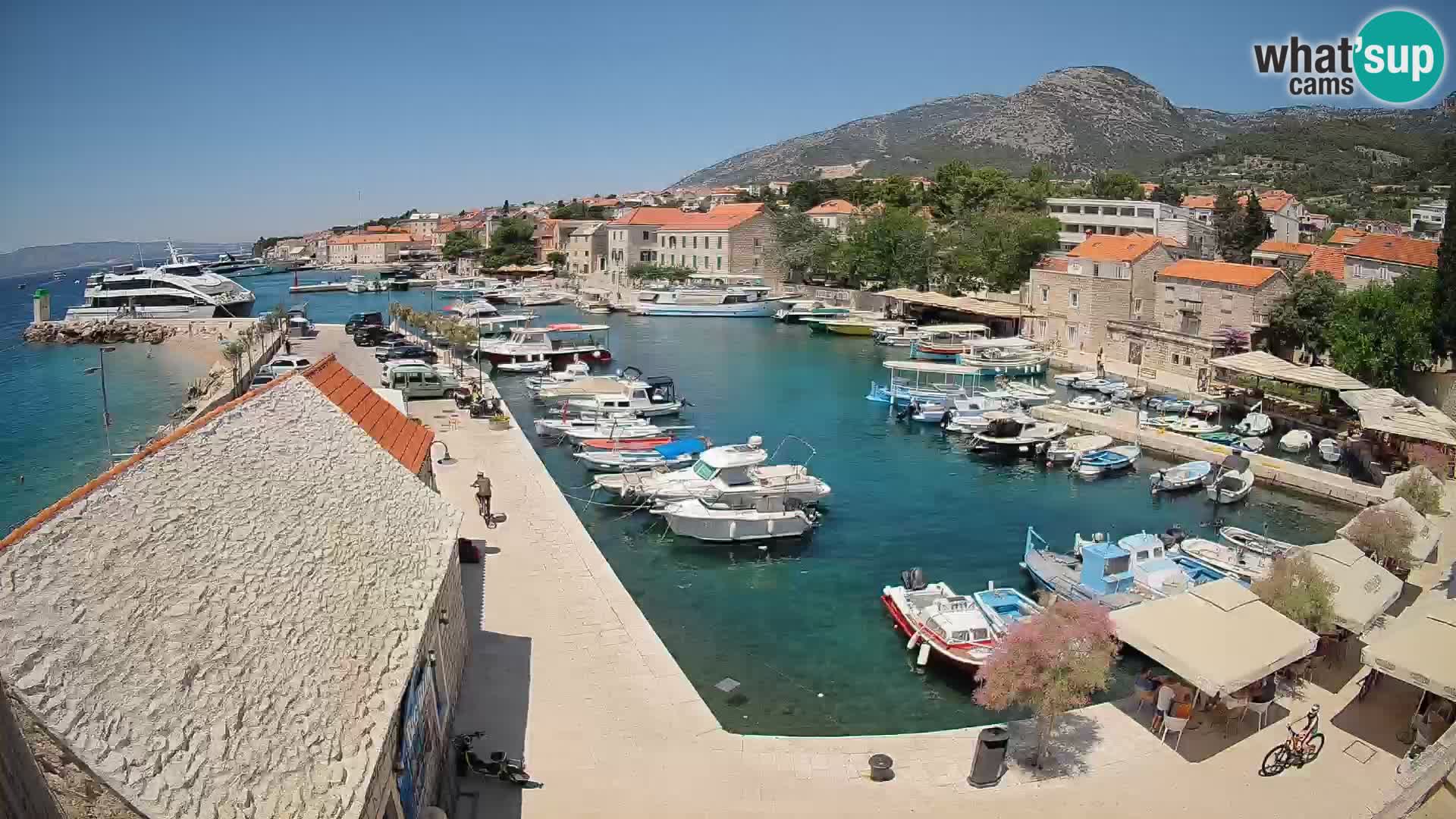 Spletna kamera Bol pristanišče – Pogled v živo na Rivo in marino