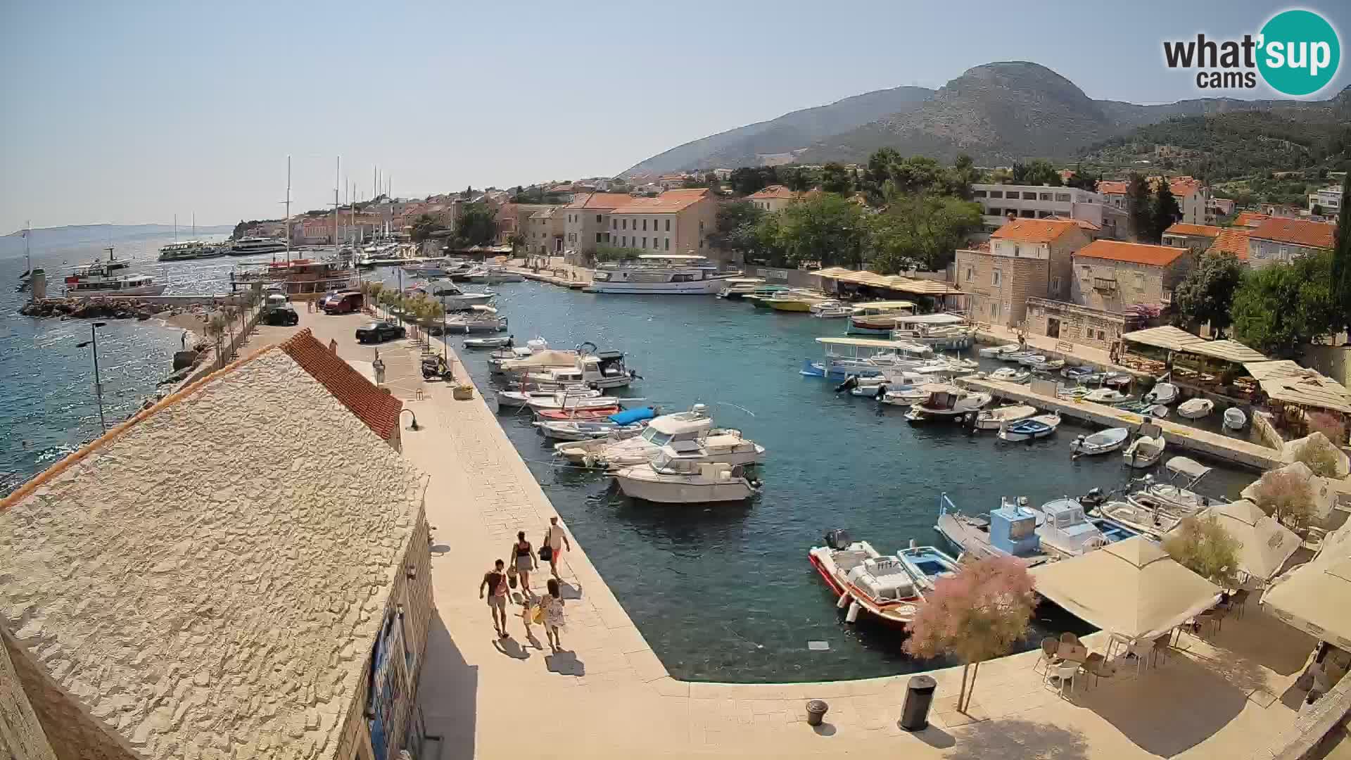 Spletna kamera Bol pristanišče – Pogled v živo na Rivo in marino