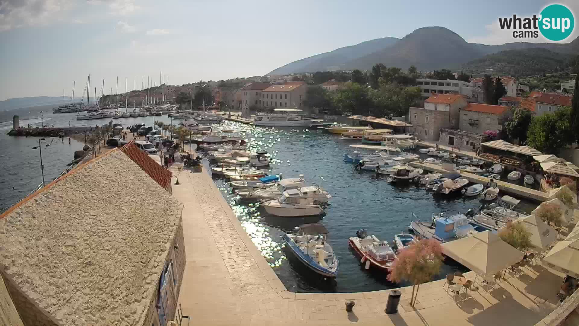 Web kamera Bol Riva – Pogled uživo na luku i marinu