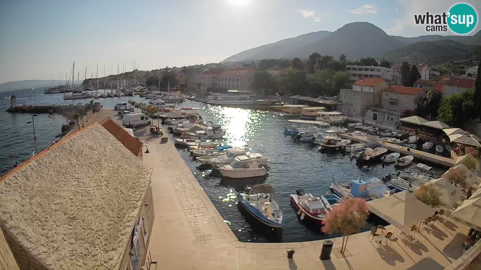 Web kamera Bol Riva – Pogled uživo na luku i marinu