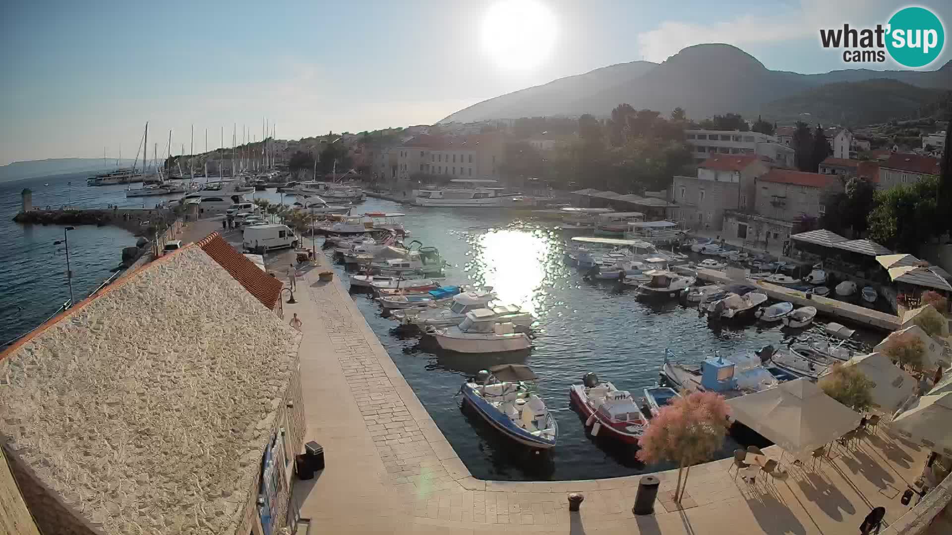 Spletna kamera Bol pristanišče – Pogled v živo na Rivo in marino