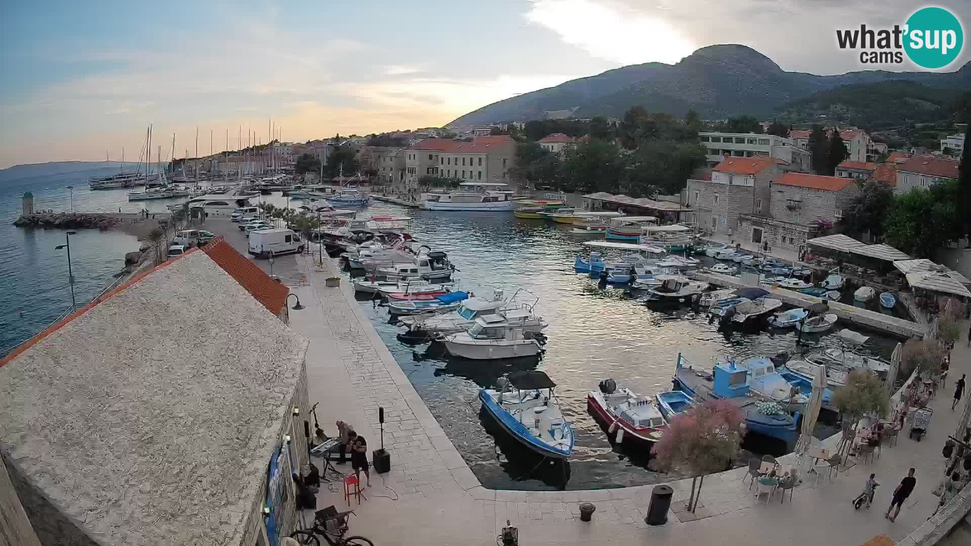 Web kamera Bol Riva – Pogled uživo na luku i marinu