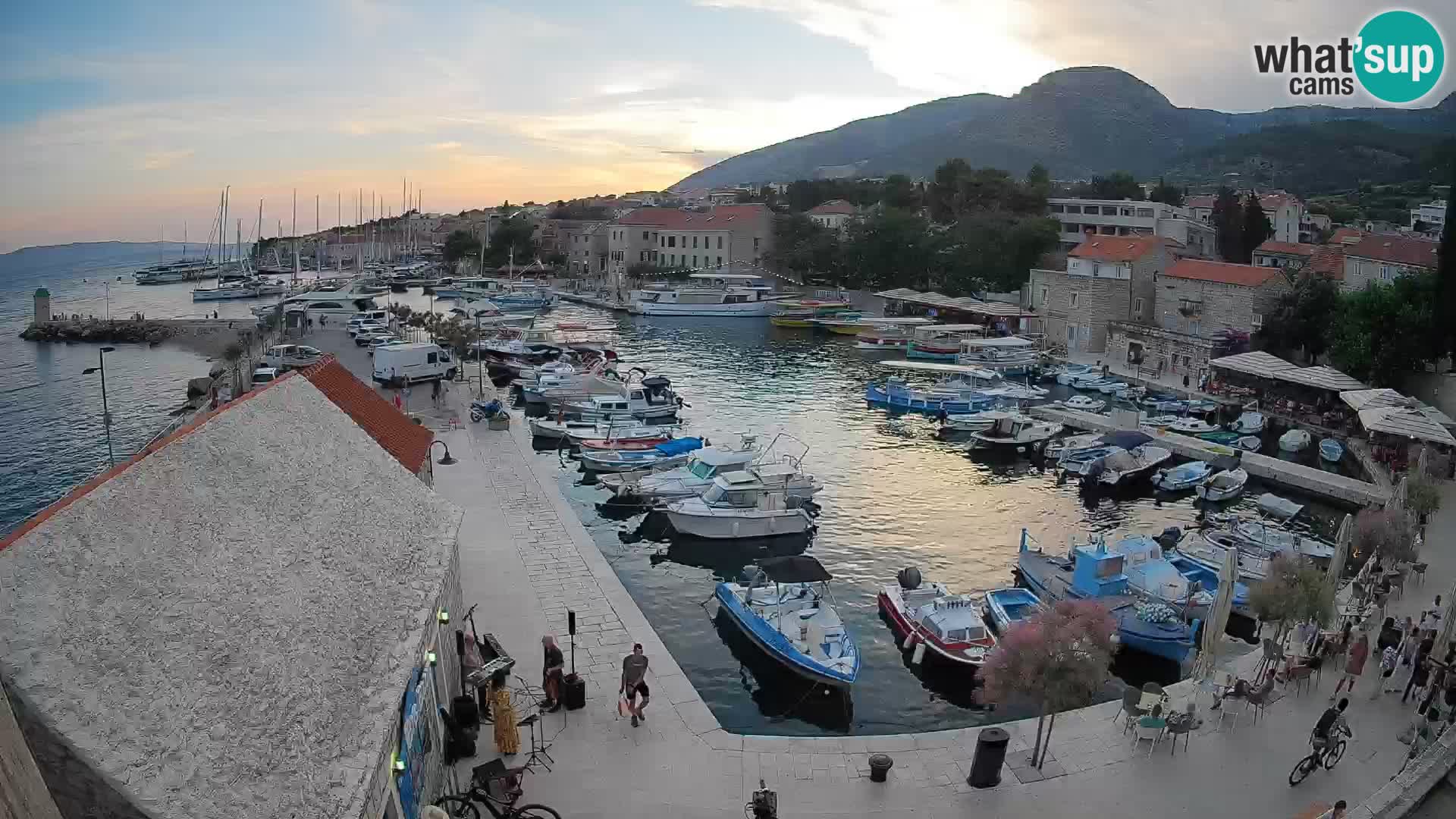 Web kamera Bol Riva – Pogled uživo na luku i marinu