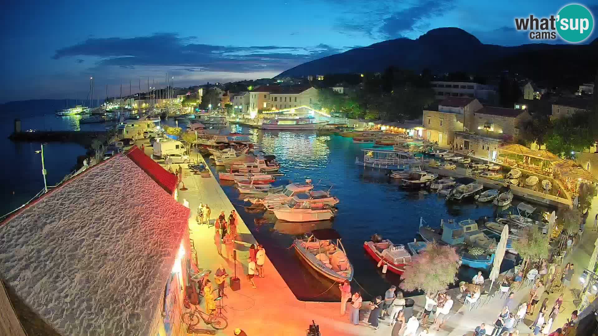 Webcam porto di Bol – Vista live sulla Riva e Marina
