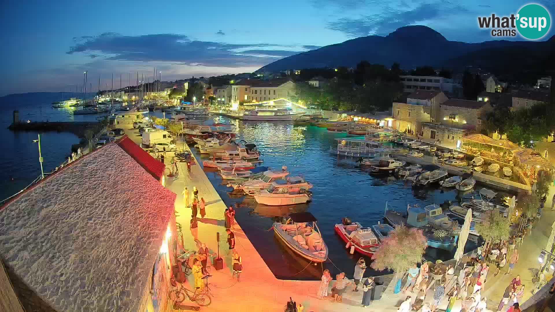 Web kamera Bol Riva – Pogled uživo na luku i marinu