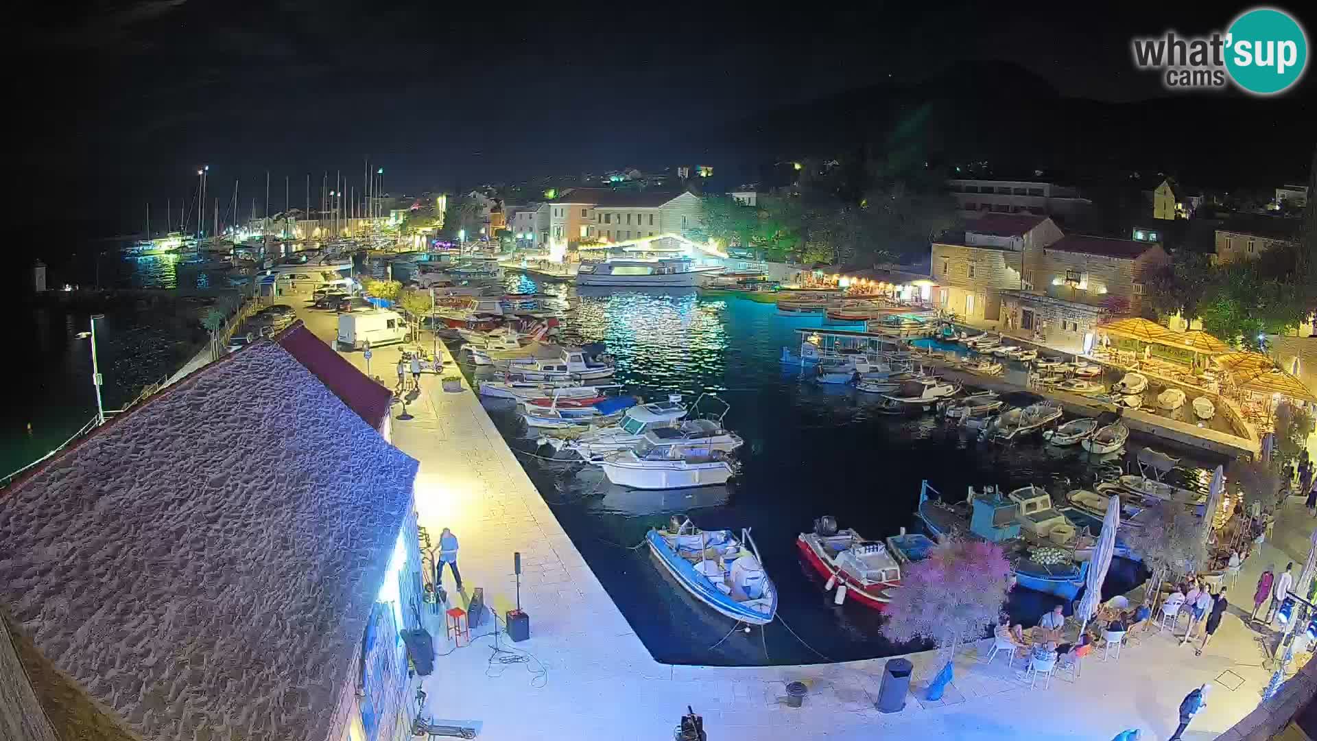 Spletna kamera Bol pristanišče – Pogled v živo na Rivo in marino
