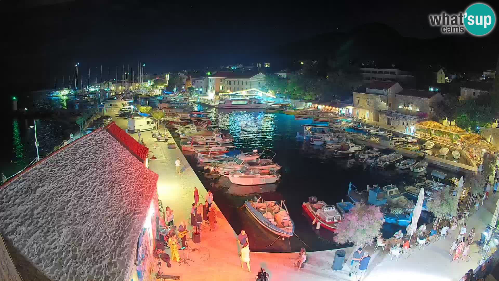 Web kamera Bol Riva – Pogled uživo na luku i marinu