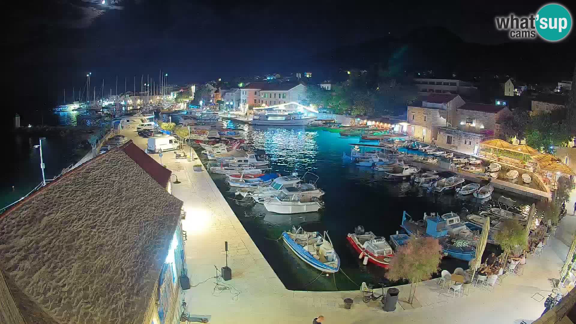Spletna kamera Bol pristanišče – Pogled v živo na Rivo in marino