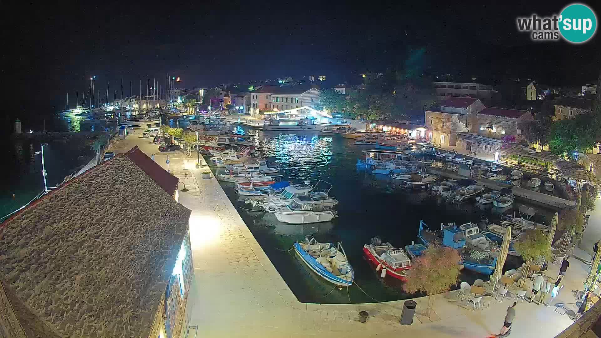 Spletna kamera Bol pristanišče – Pogled v živo na Rivo in marino