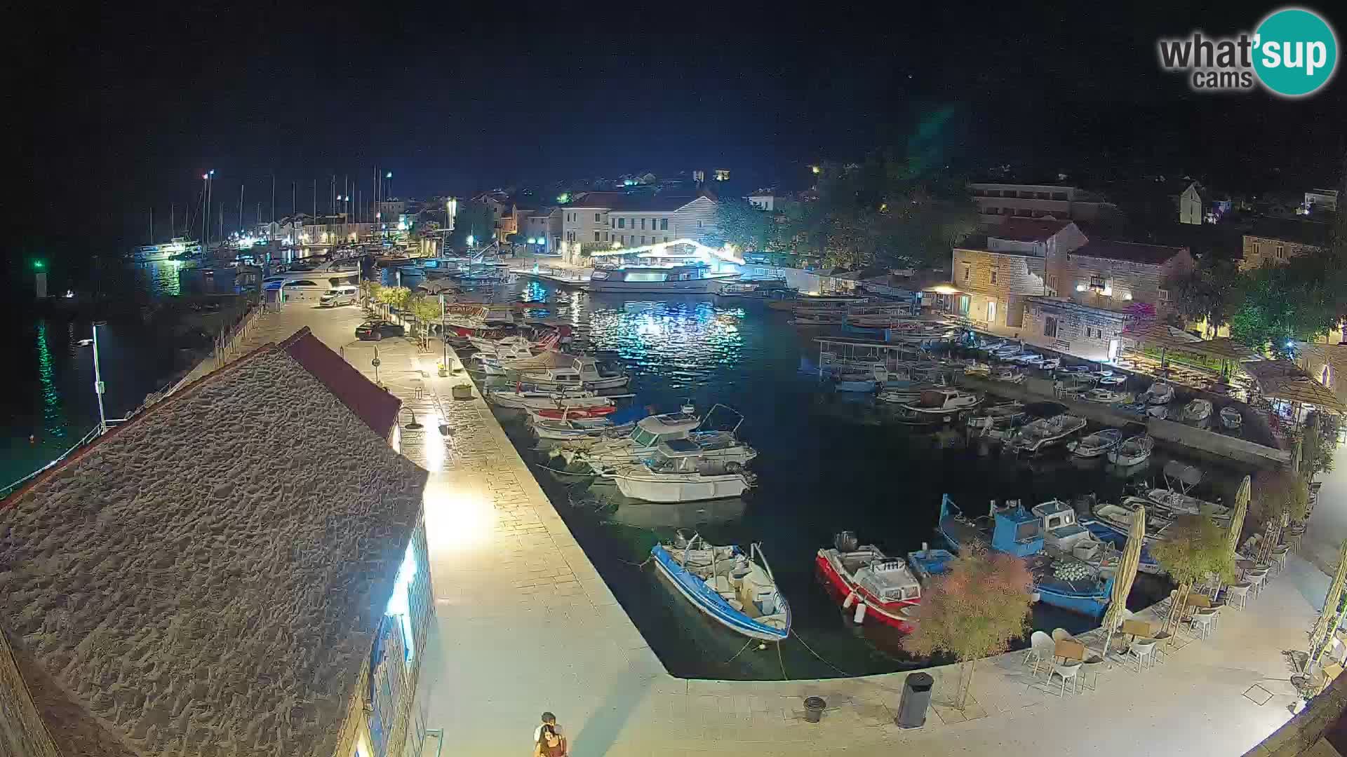 Spletna kamera Bol pristanišče – Pogled v živo na Rivo in marino
