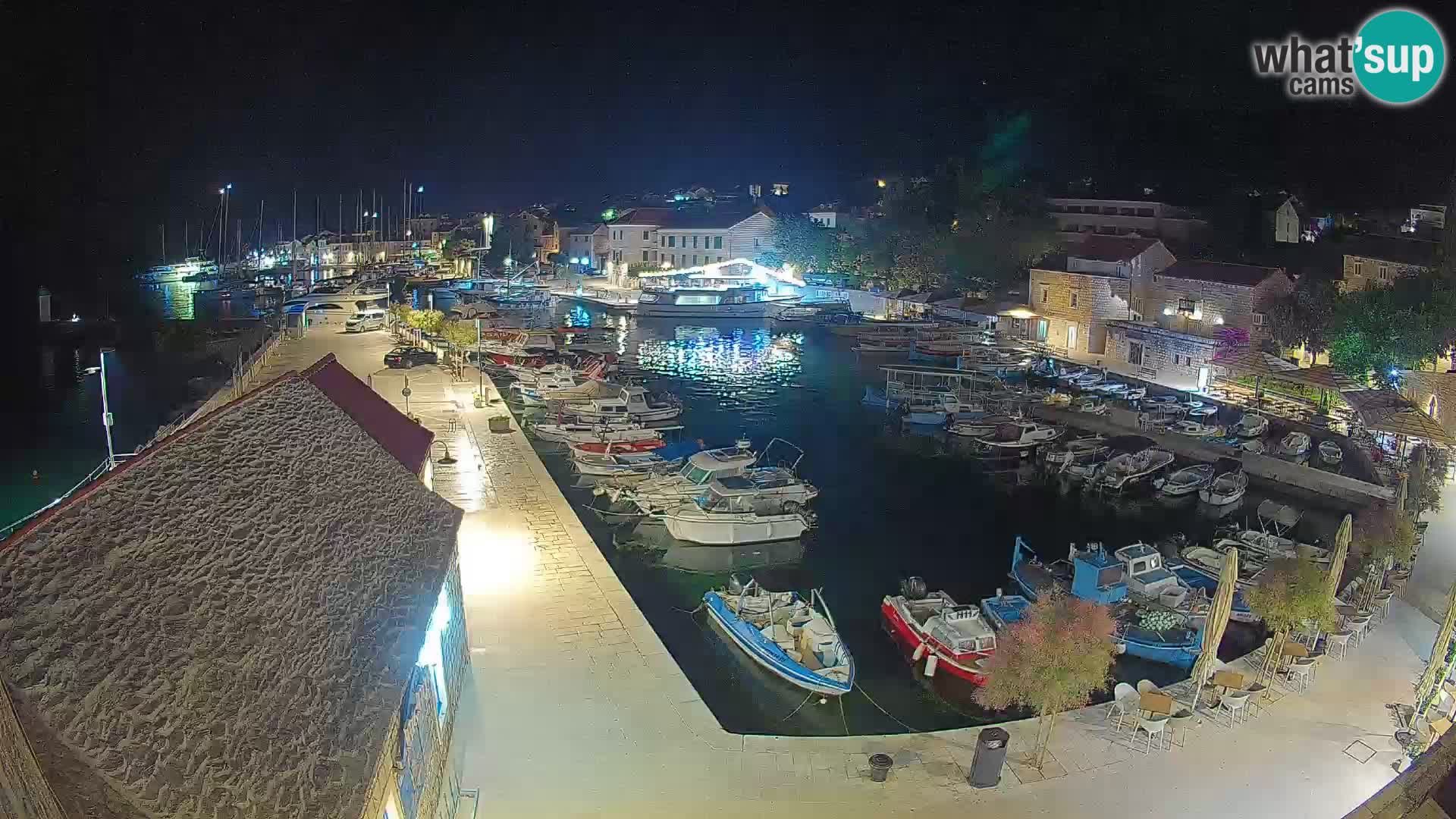 Spletna kamera Bol pristanišče – Pogled v živo na Rivo in marino