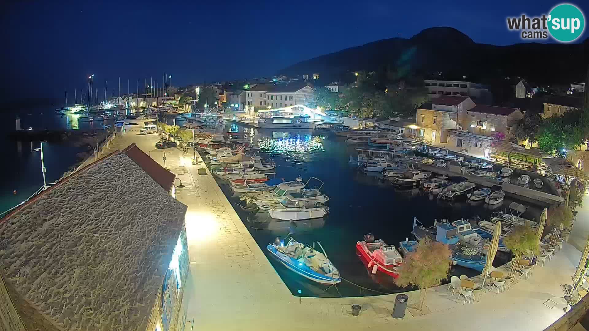 Web kamera Bol Riva – Pogled uživo na luku i marinu
