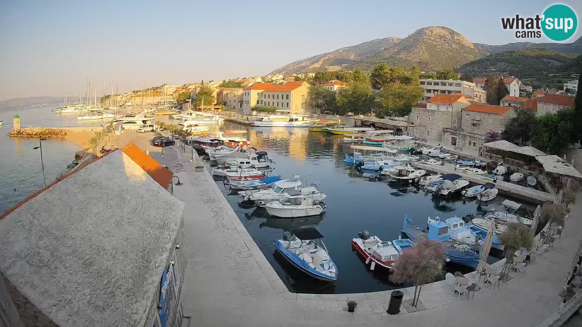 Spletna kamera Bol pristanišče – Pogled v živo na Rivo in marino