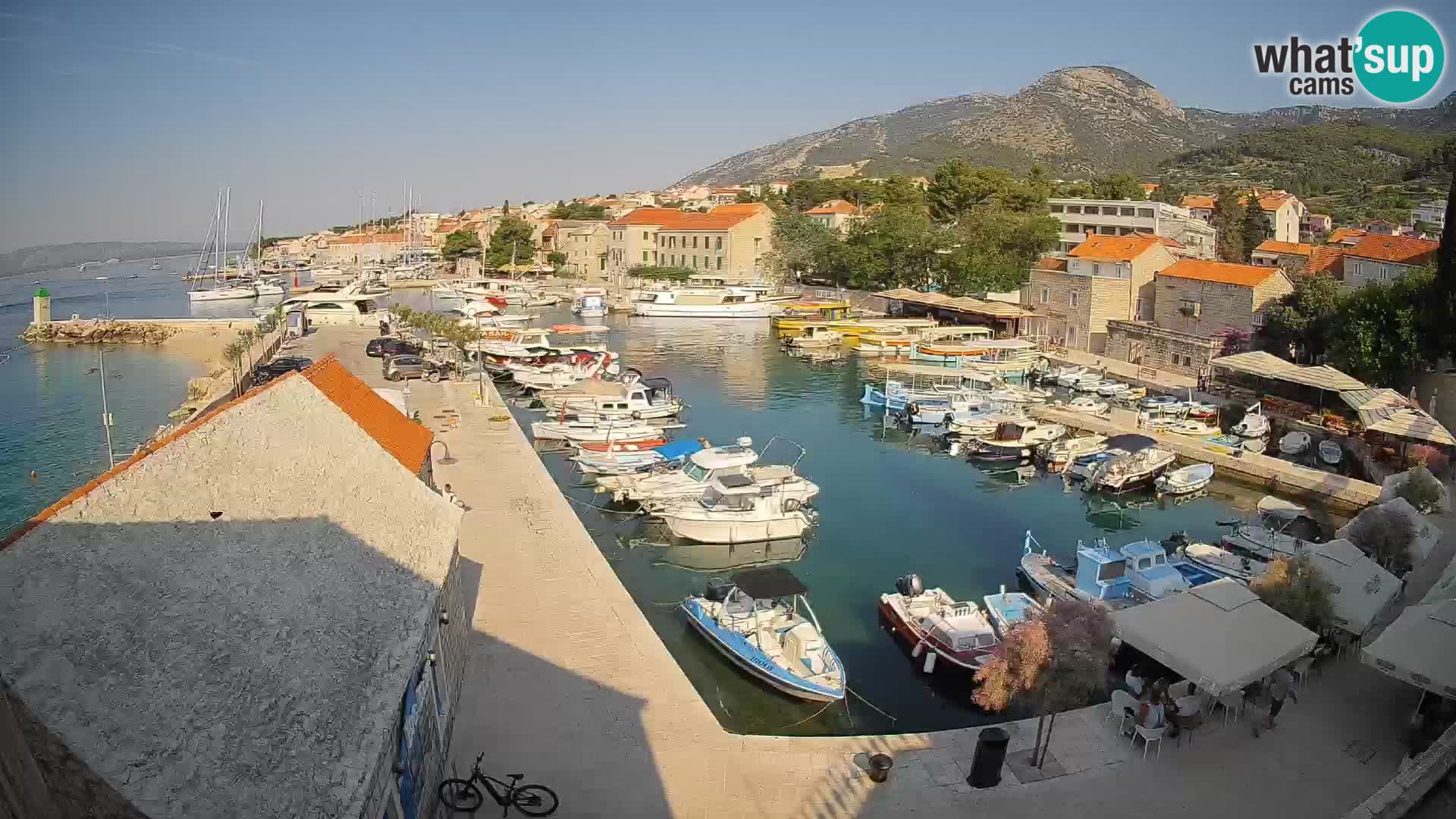 Web kamera Bol Riva – Pogled uživo na luku i marinu