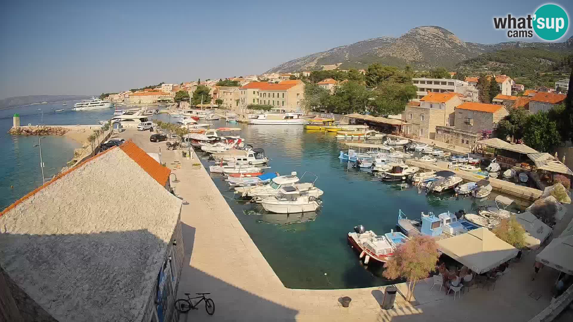 Spletna kamera Bol pristanišče – Pogled v živo na Rivo in marino