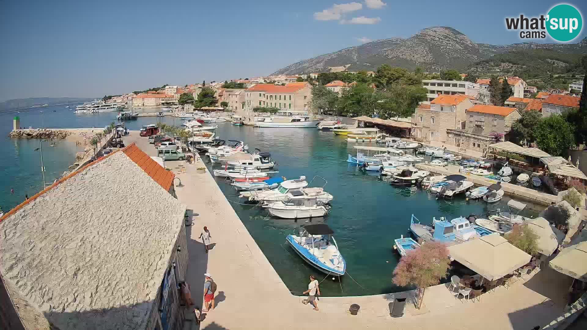 Spletna kamera Bol pristanišče – Pogled v živo na Rivo in marino