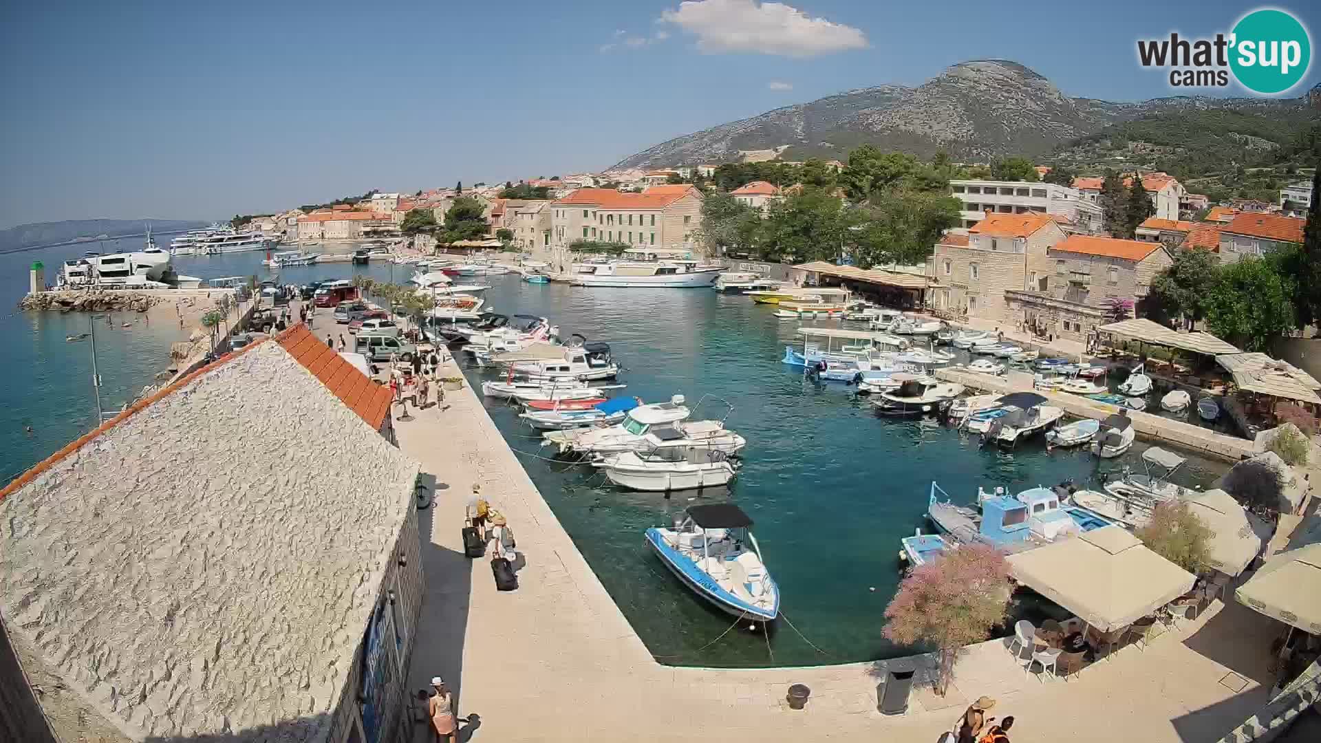 Spletna kamera Bol pristanišče – Pogled v živo na Rivo in marino
