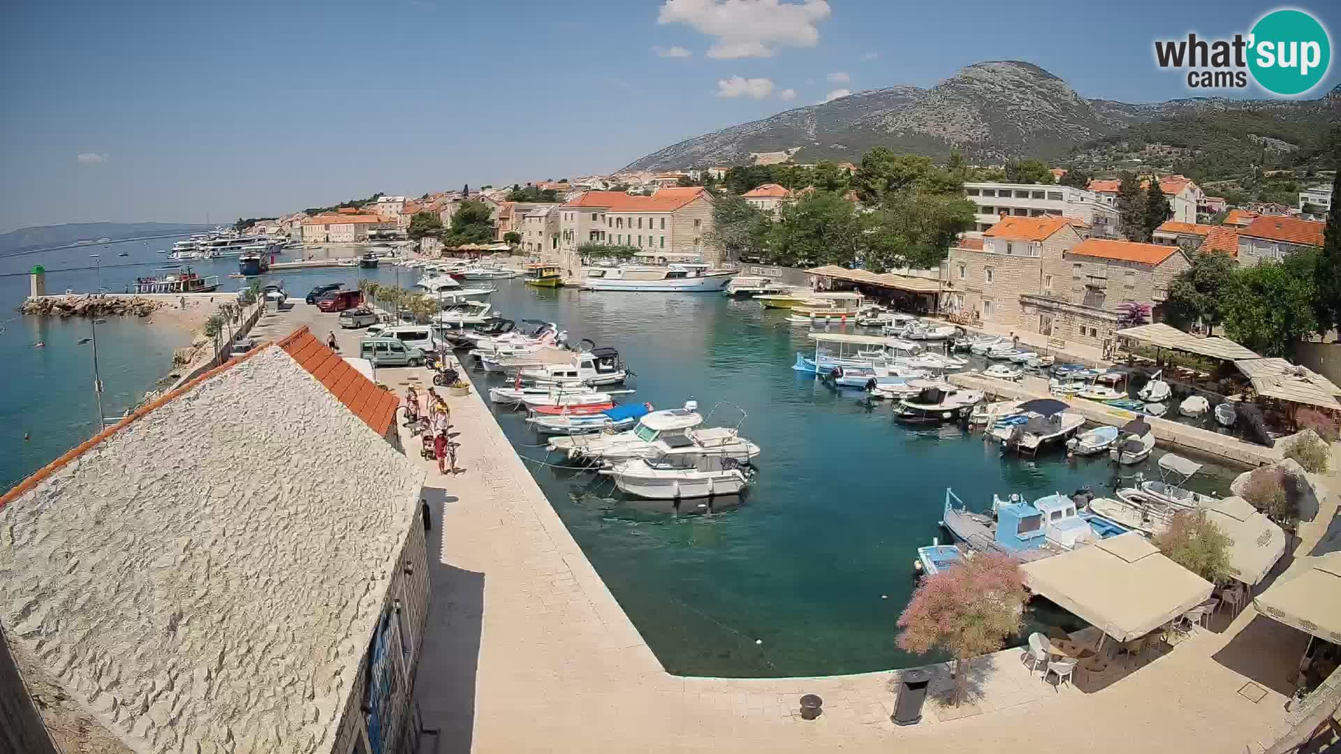 Spletna kamera Bol pristanišče – Pogled v živo na Rivo in marino