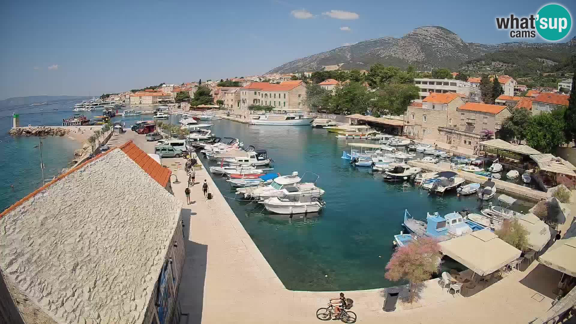 Spletna kamera Bol pristanišče – Pogled v živo na Rivo in marino