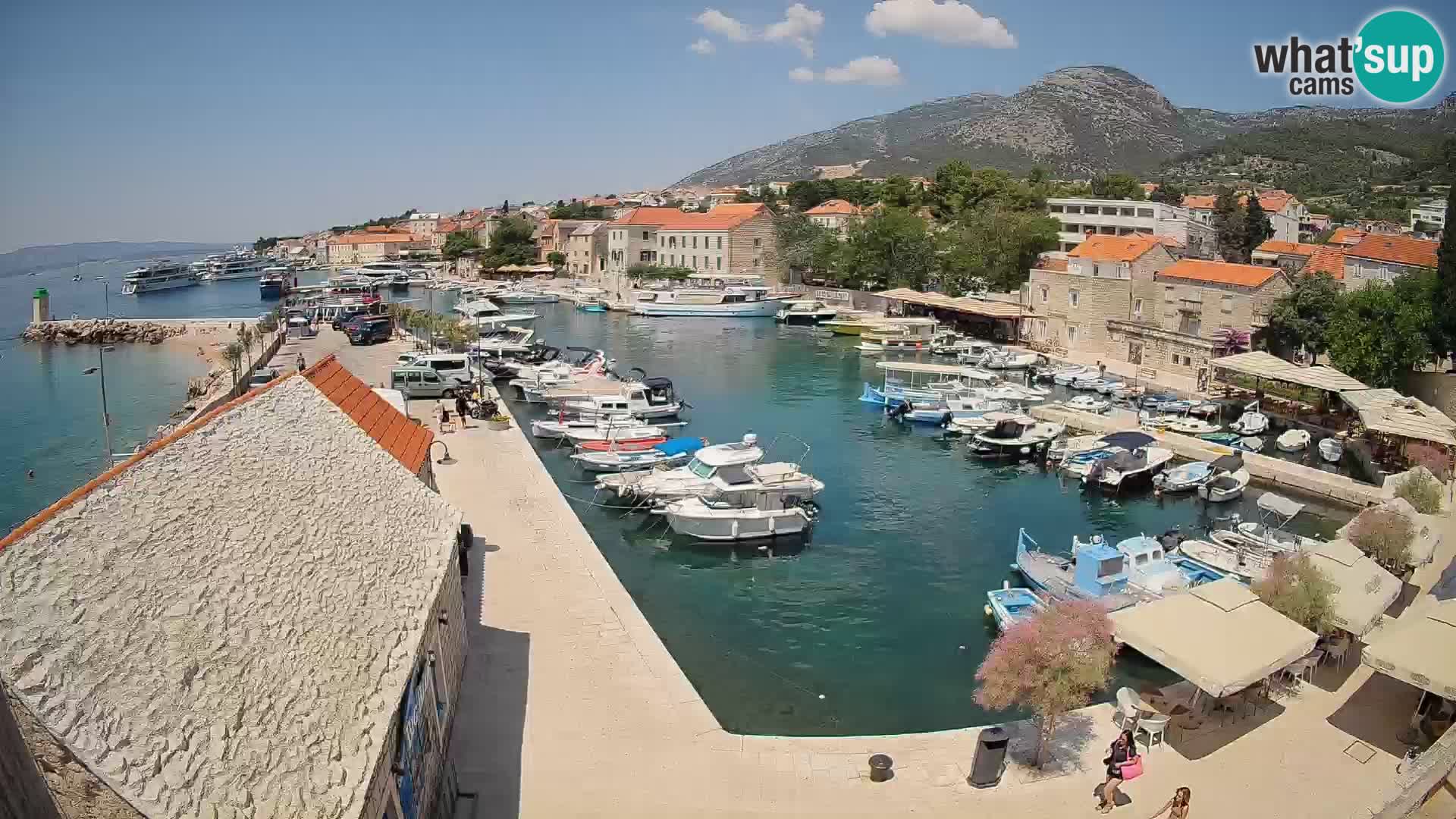 Spletna kamera Bol pristanišče – Pogled v živo na Rivo in marino