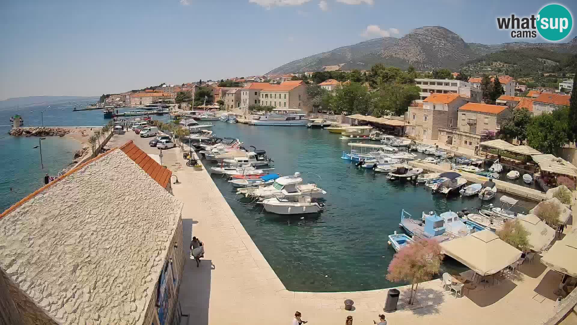 Spletna kamera Bol pristanišče – Pogled v živo na Rivo in marino