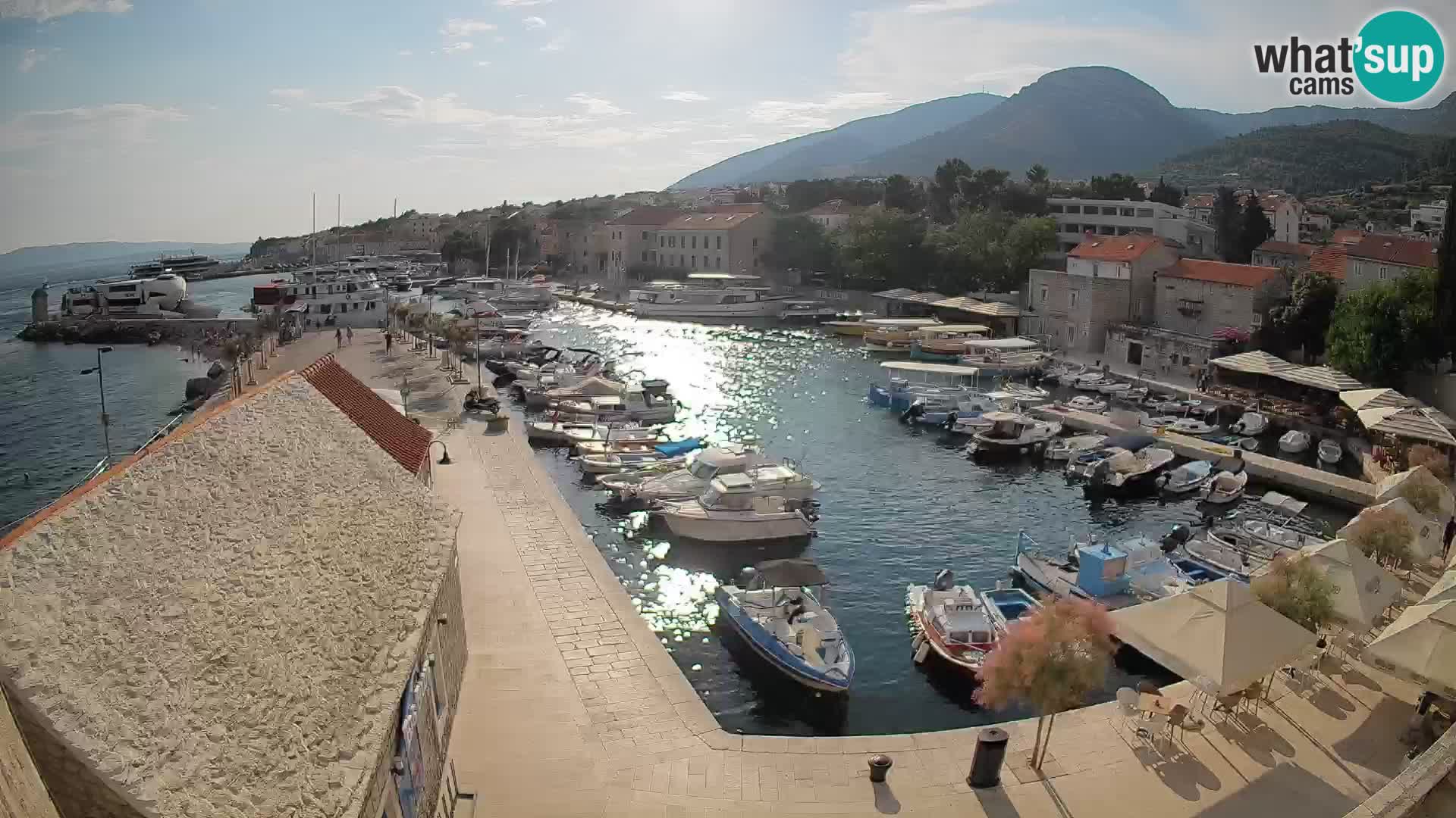 Web kamera Bol Riva – Pogled uživo na luku i marinu