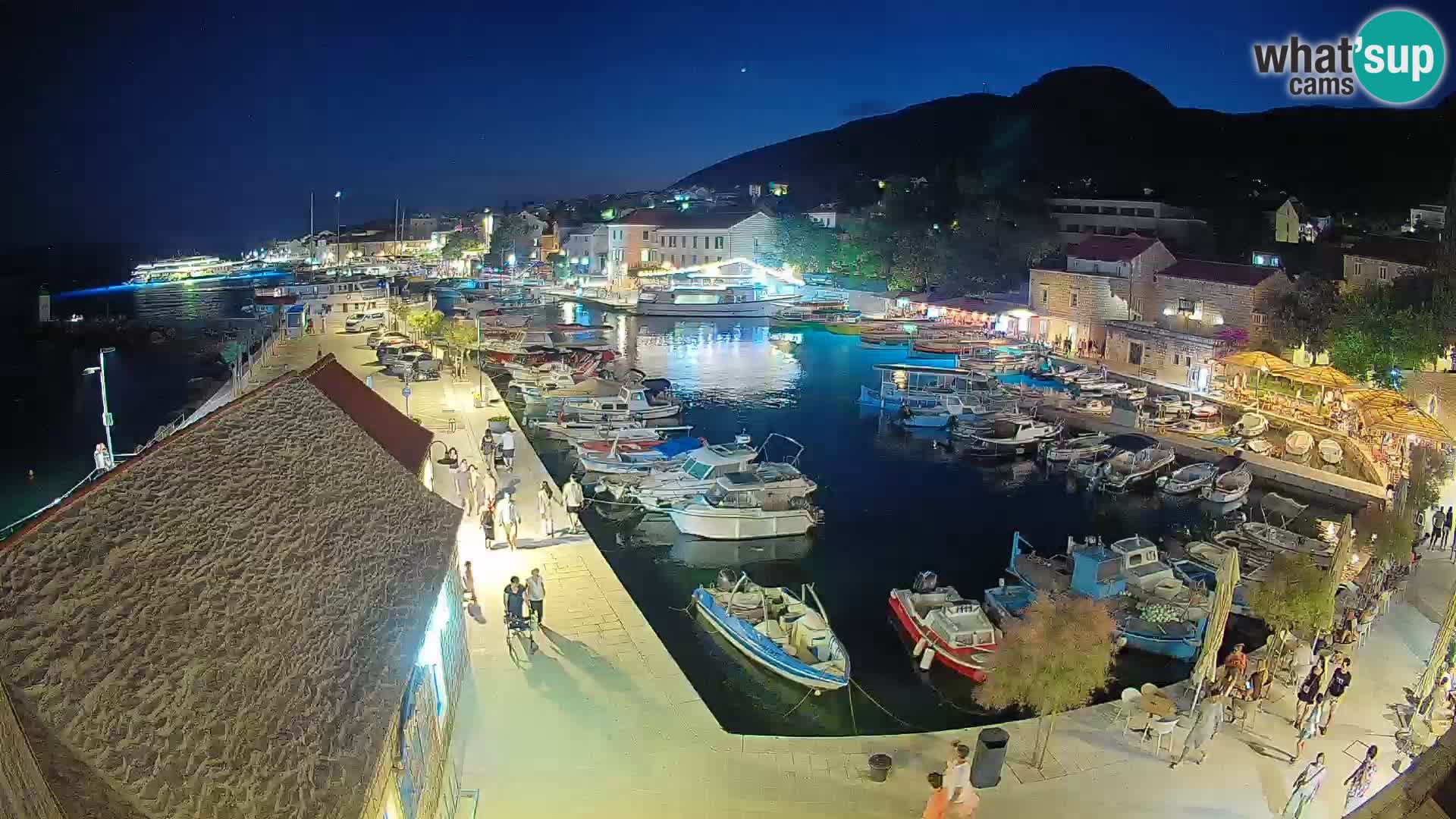 Web kamera Bol Riva – Pogled uživo na luku i marinu