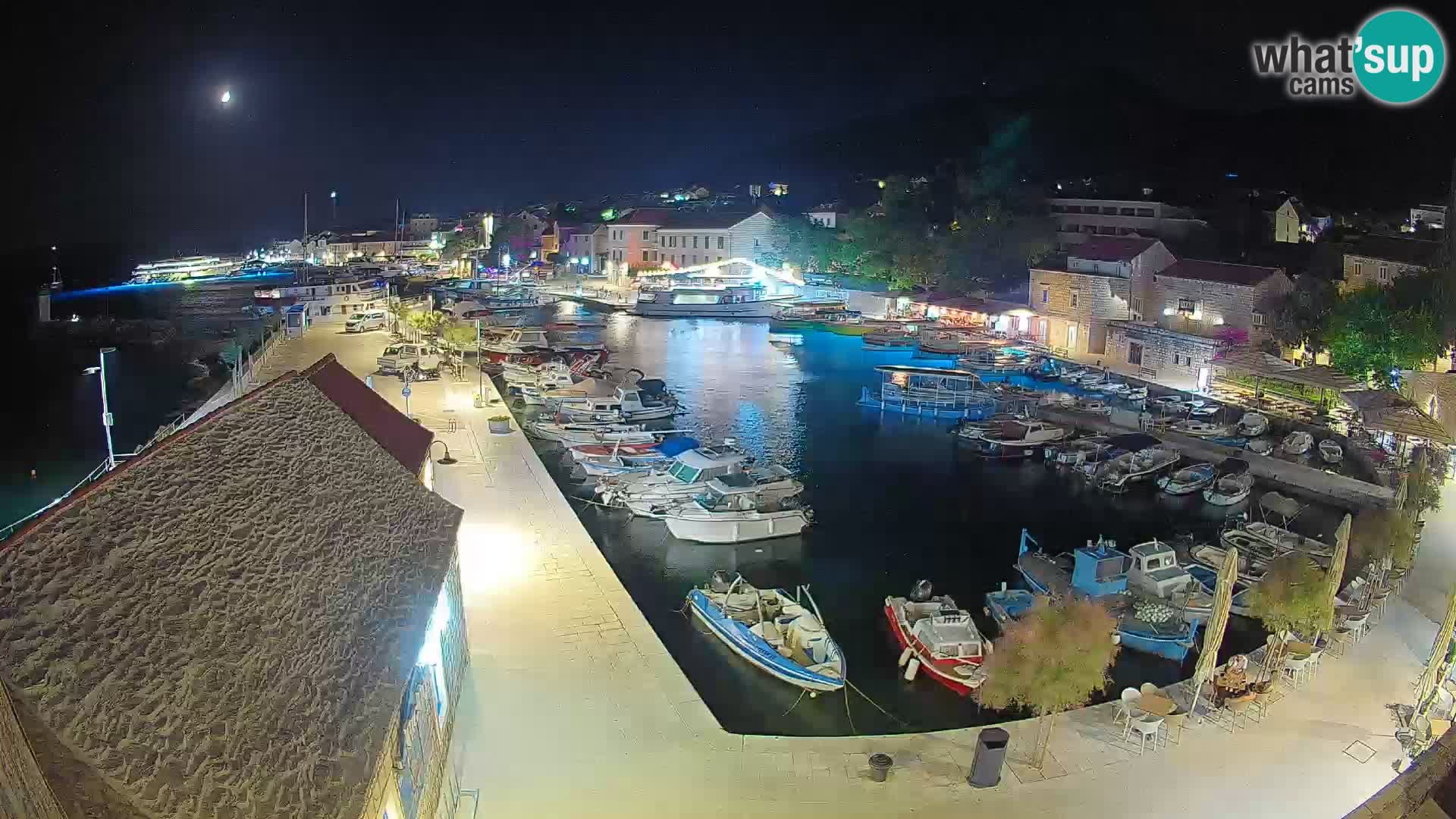 Spletna kamera Bol pristanišče – Pogled v živo na Rivo in marino