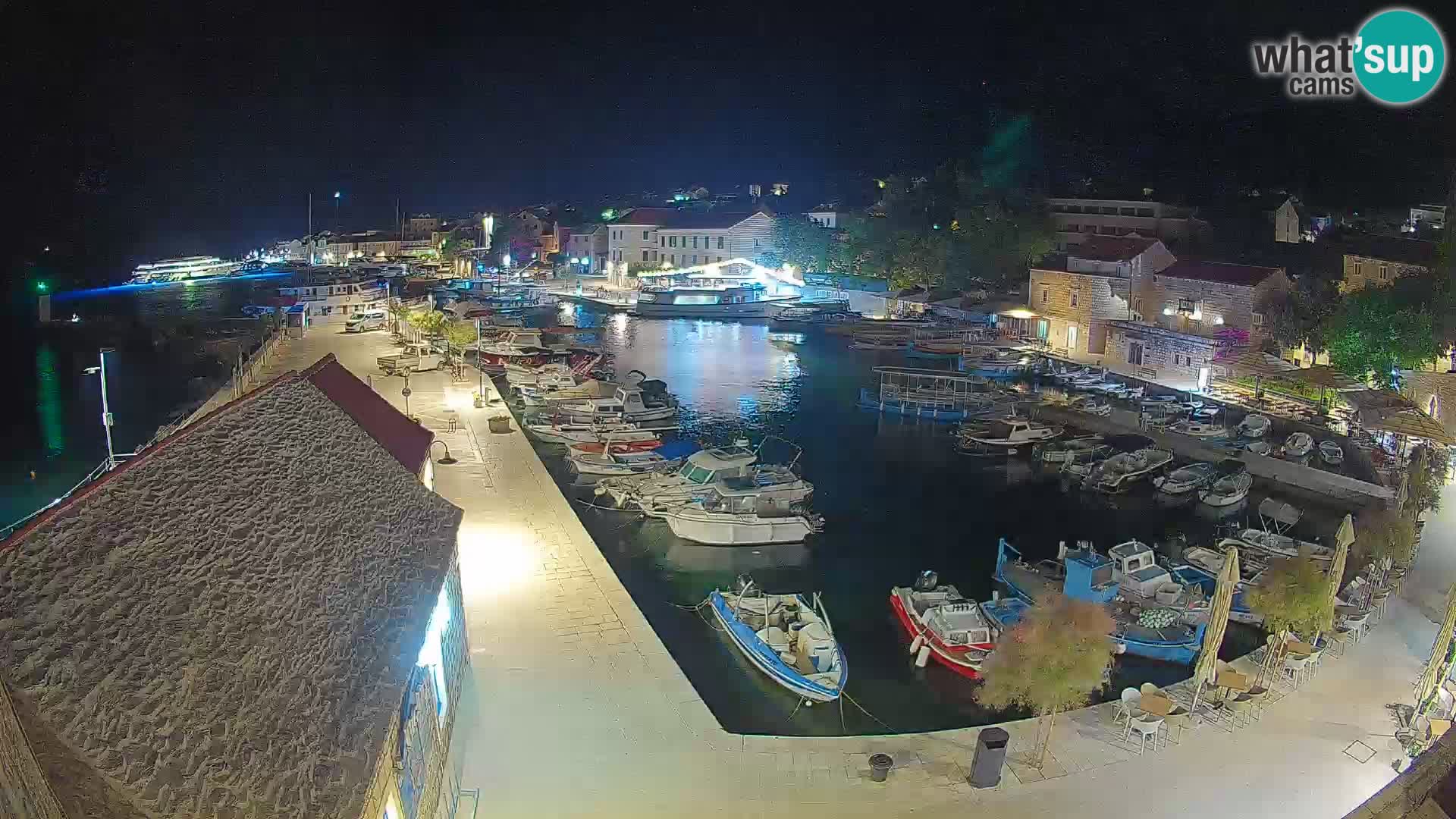 Spletna kamera Bol pristanišče – Pogled v živo na Rivo in marino