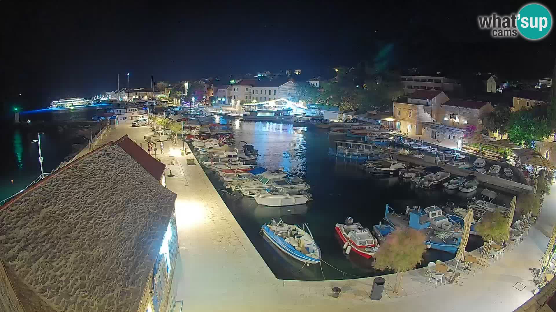 Spletna kamera Bol pristanišče – Pogled v živo na Rivo in marino