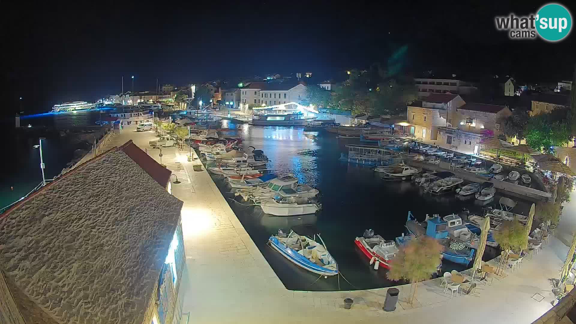 Spletna kamera Bol pristanišče – Pogled v živo na Rivo in marino