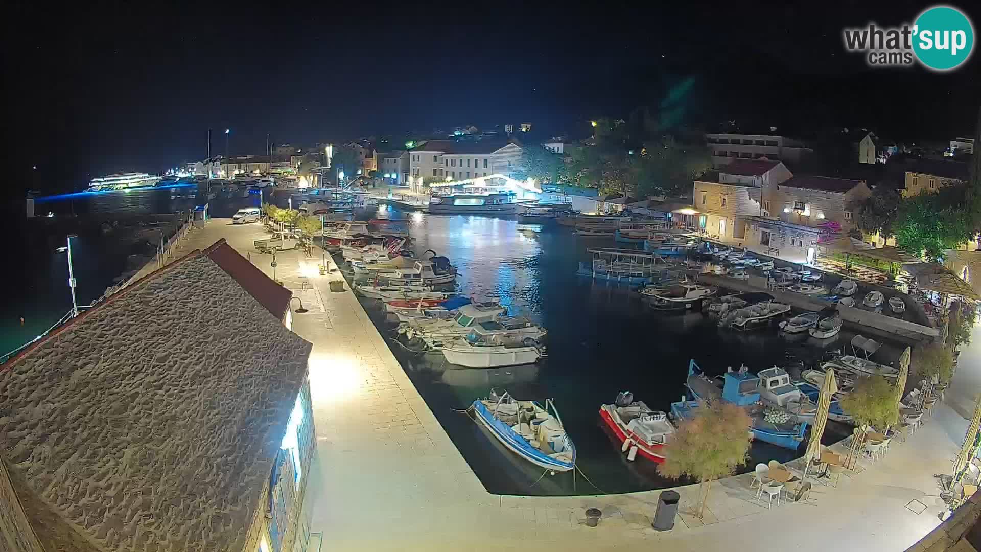 Spletna kamera Bol pristanišče – Pogled v živo na Rivo in marino