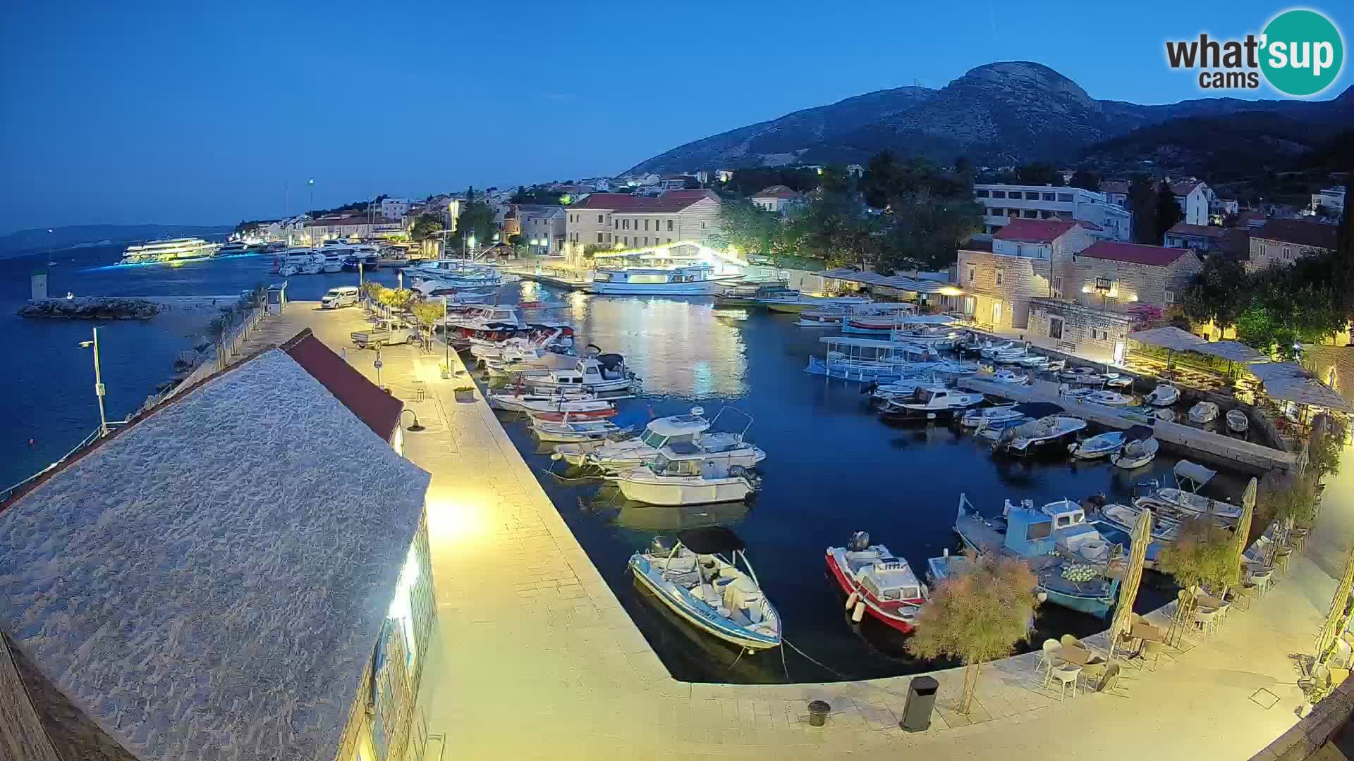 Spletna kamera Bol pristanišče – Pogled v živo na Rivo in marino