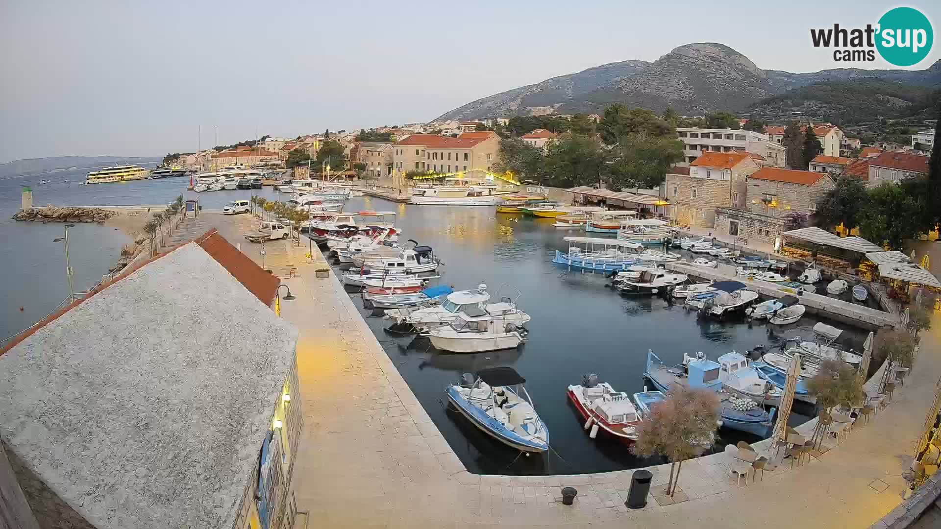Spletna kamera Bol pristanišče – Pogled v živo na Rivo in marino