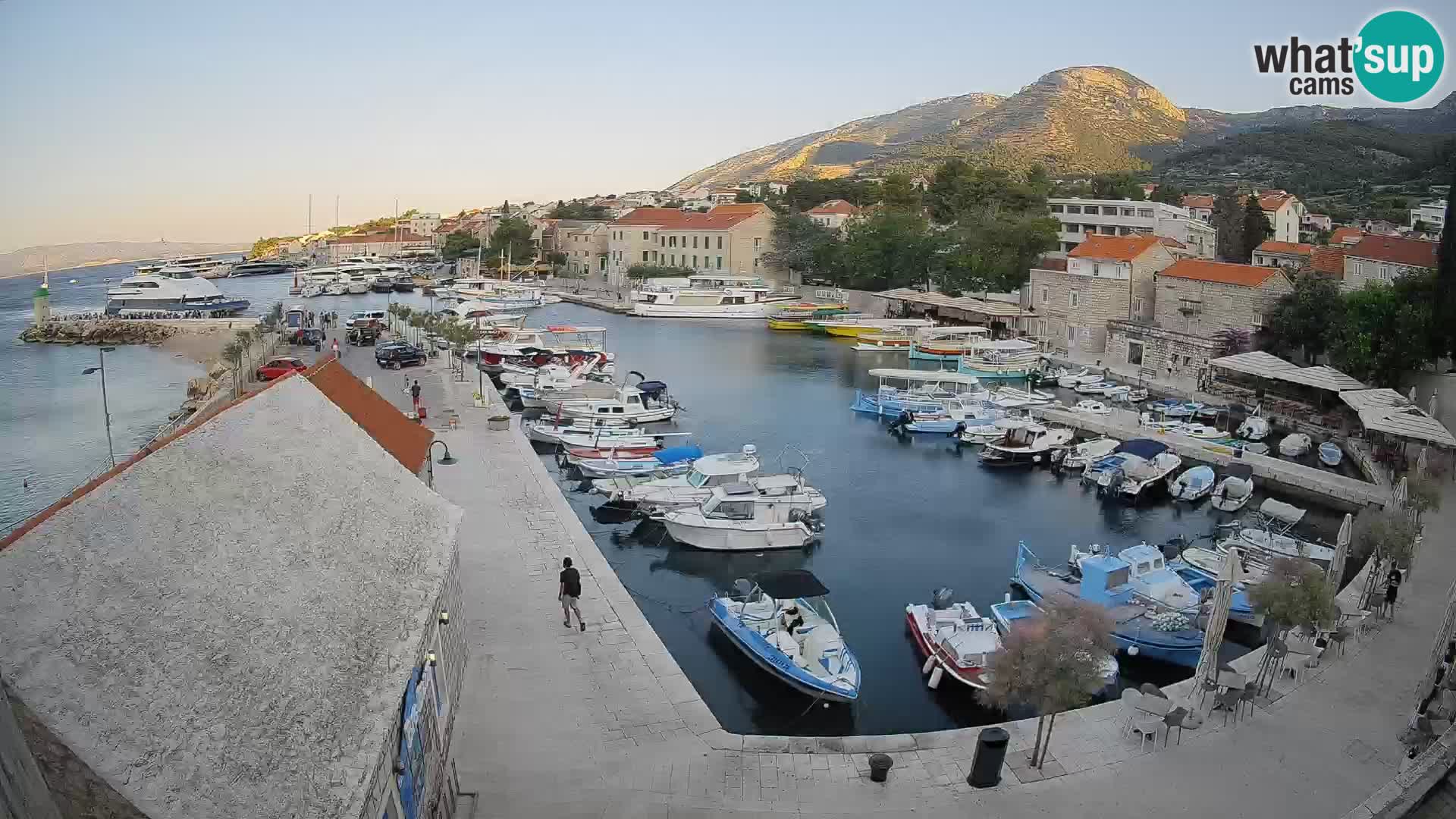Spletna kamera Bol pristanišče – Pogled v živo na Rivo in marino
