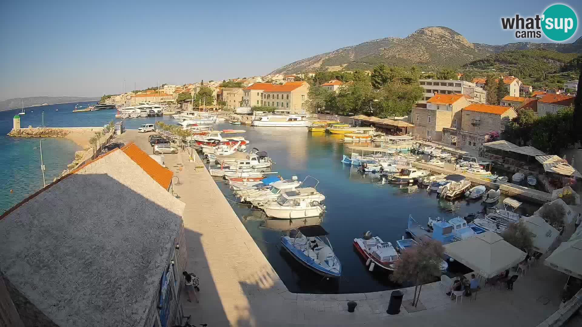 Web kamera Bol Riva – Pogled uživo na luku i marinu