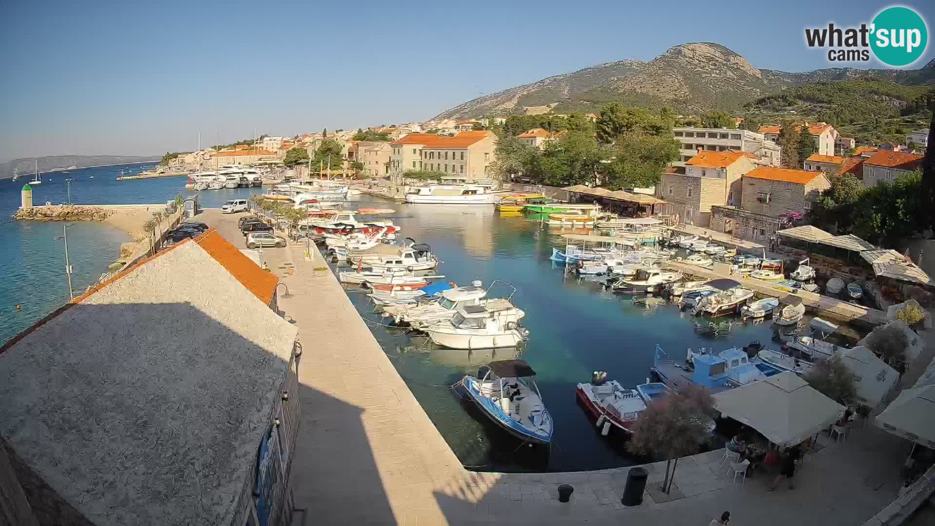 Web kamera Bol Riva – Pogled uživo na luku i marinu