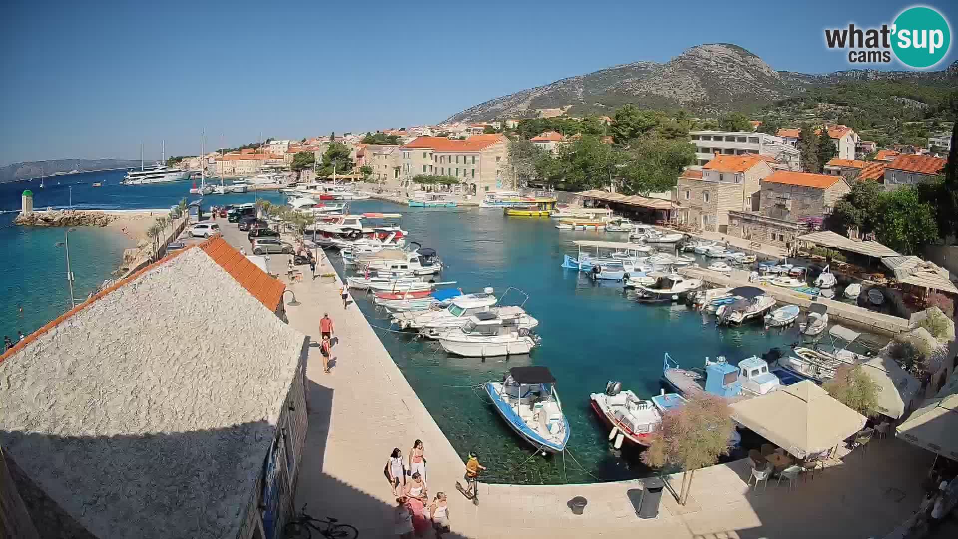 Spletna kamera Bol pristanišče – Pogled v živo na Rivo in marino