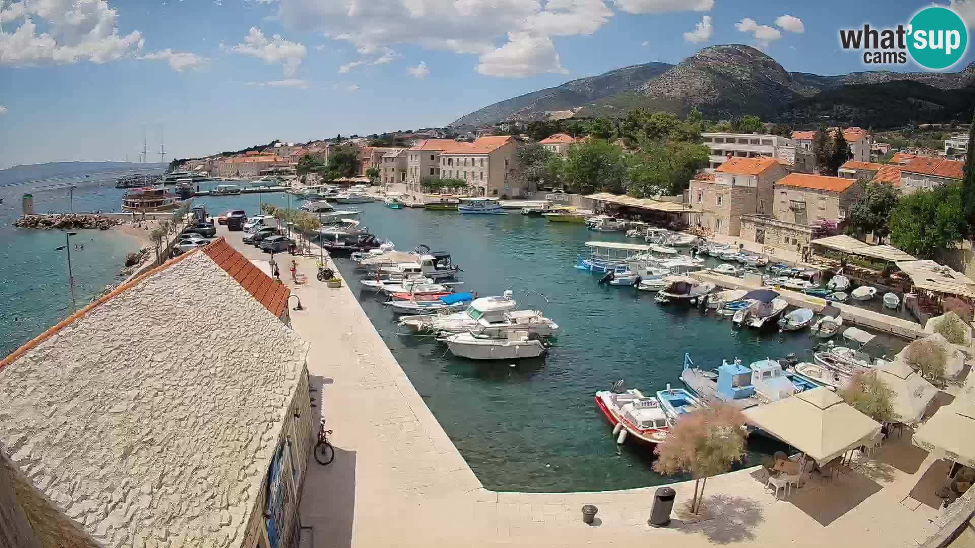 Spletna kamera Bol pristanišče – Pogled v živo na Rivo in marino