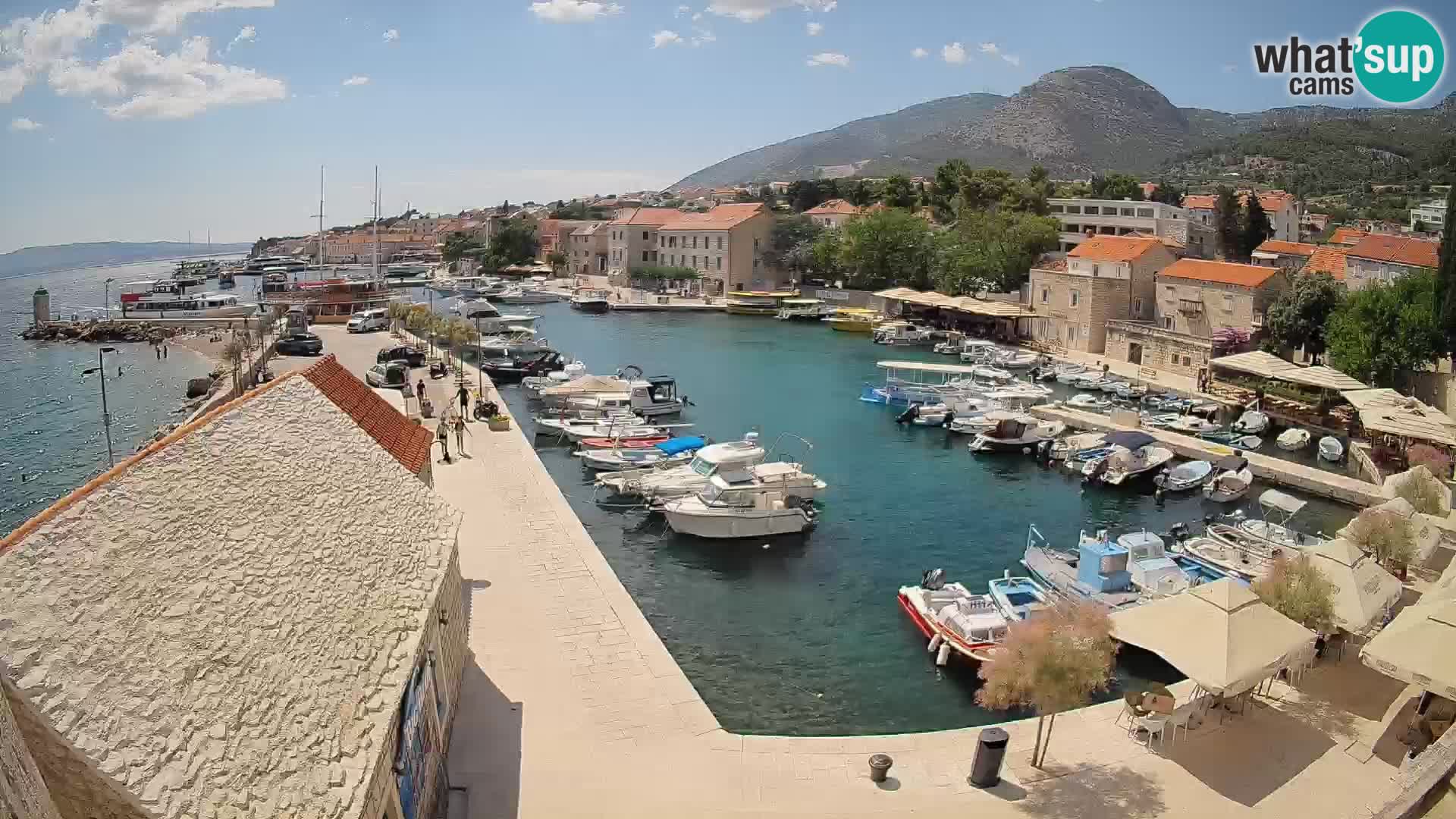 Spletna kamera Bol pristanišče – Pogled v živo na Rivo in marino