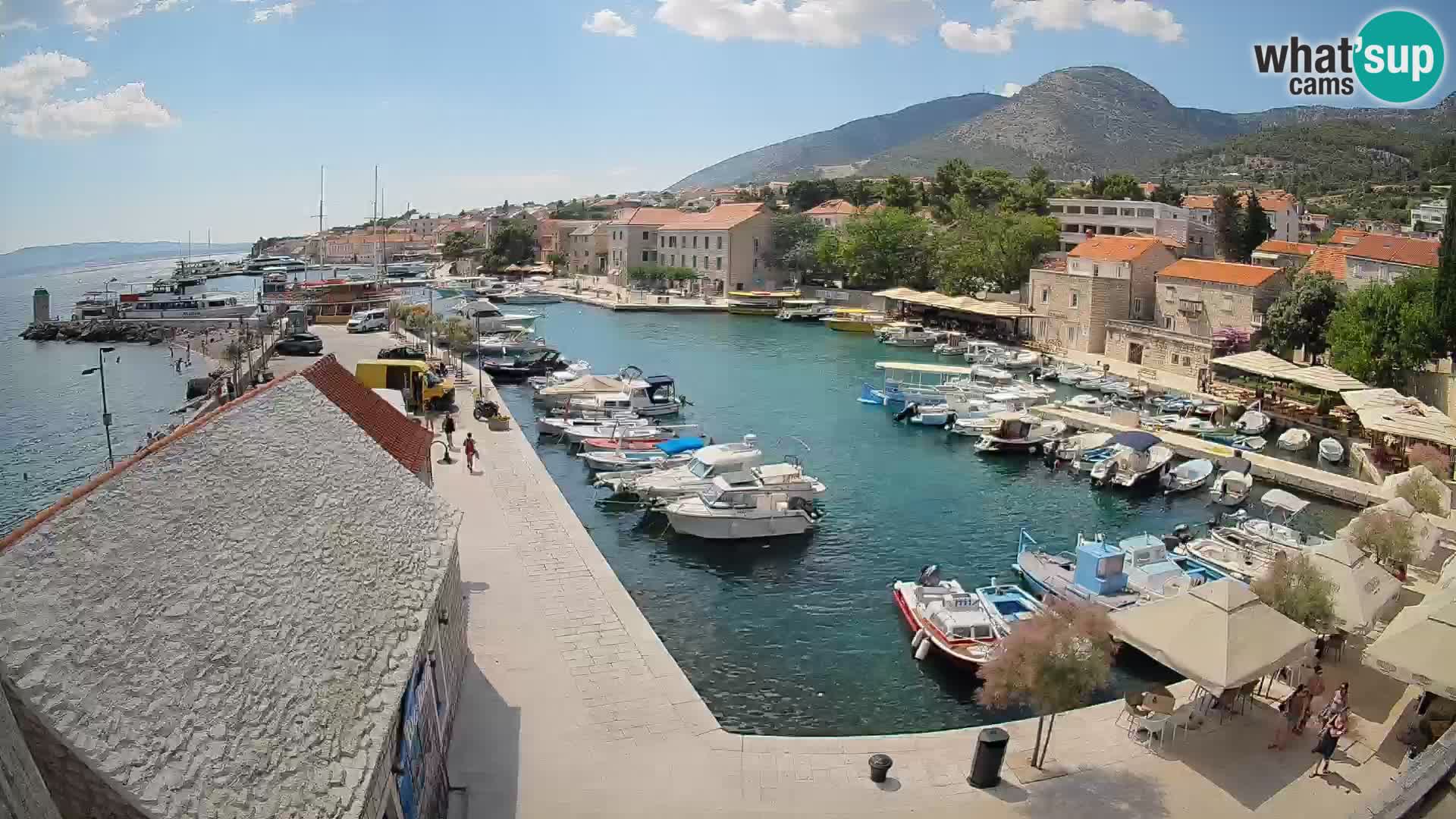 Web kamera Bol Riva – Pogled uživo na luku i marinu