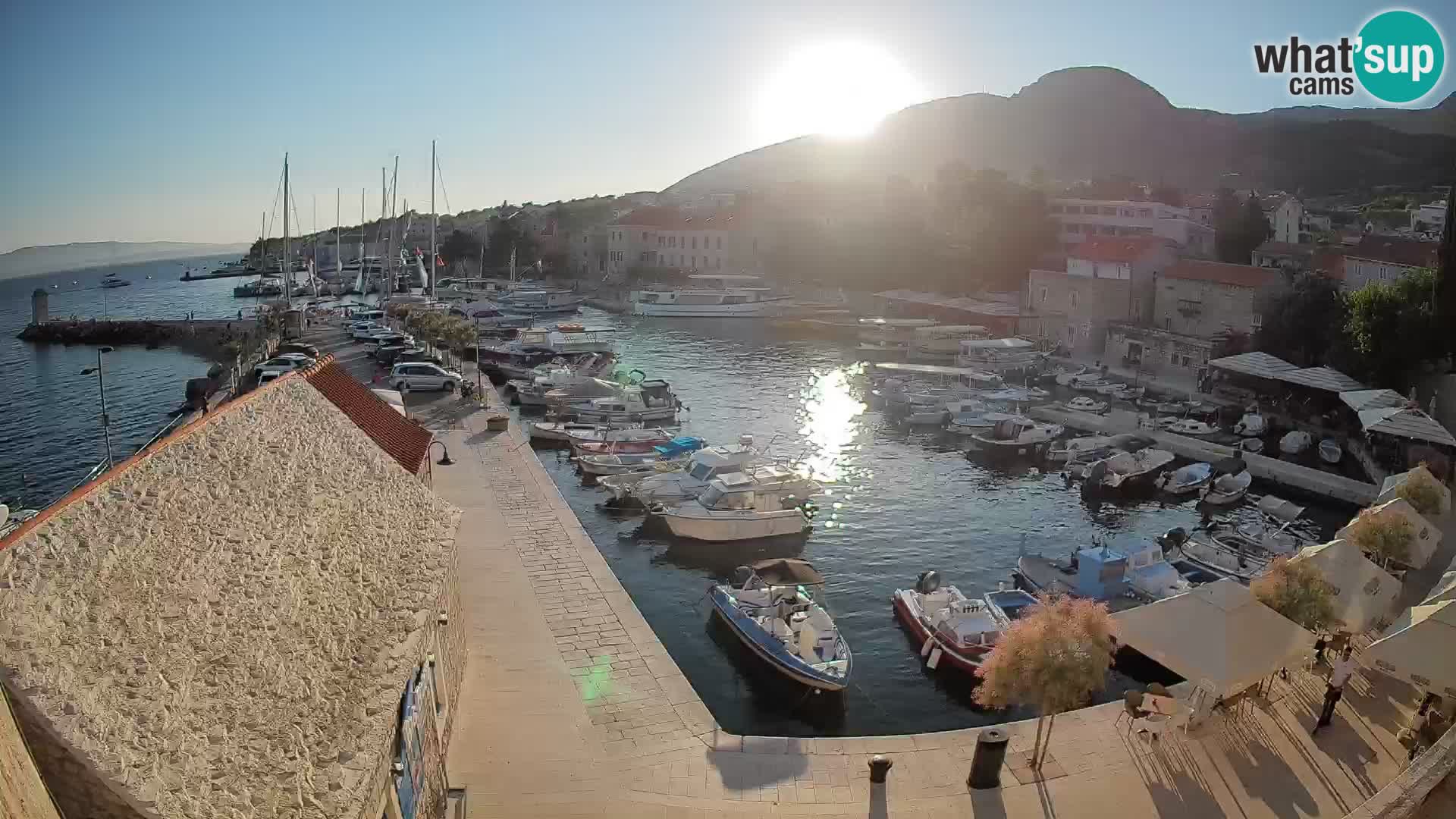 Web kamera Bol Riva – Pogled uživo na luku i marinu