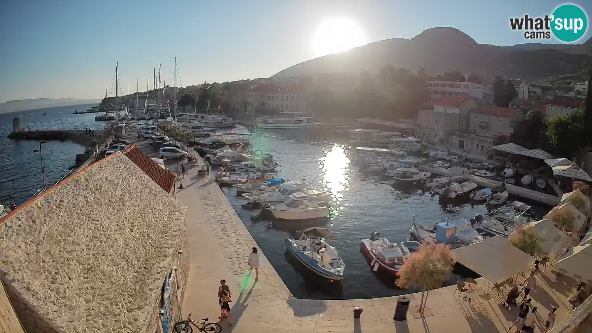 Spletna kamera Bol pristanišče – Pogled v živo na Rivo in marino